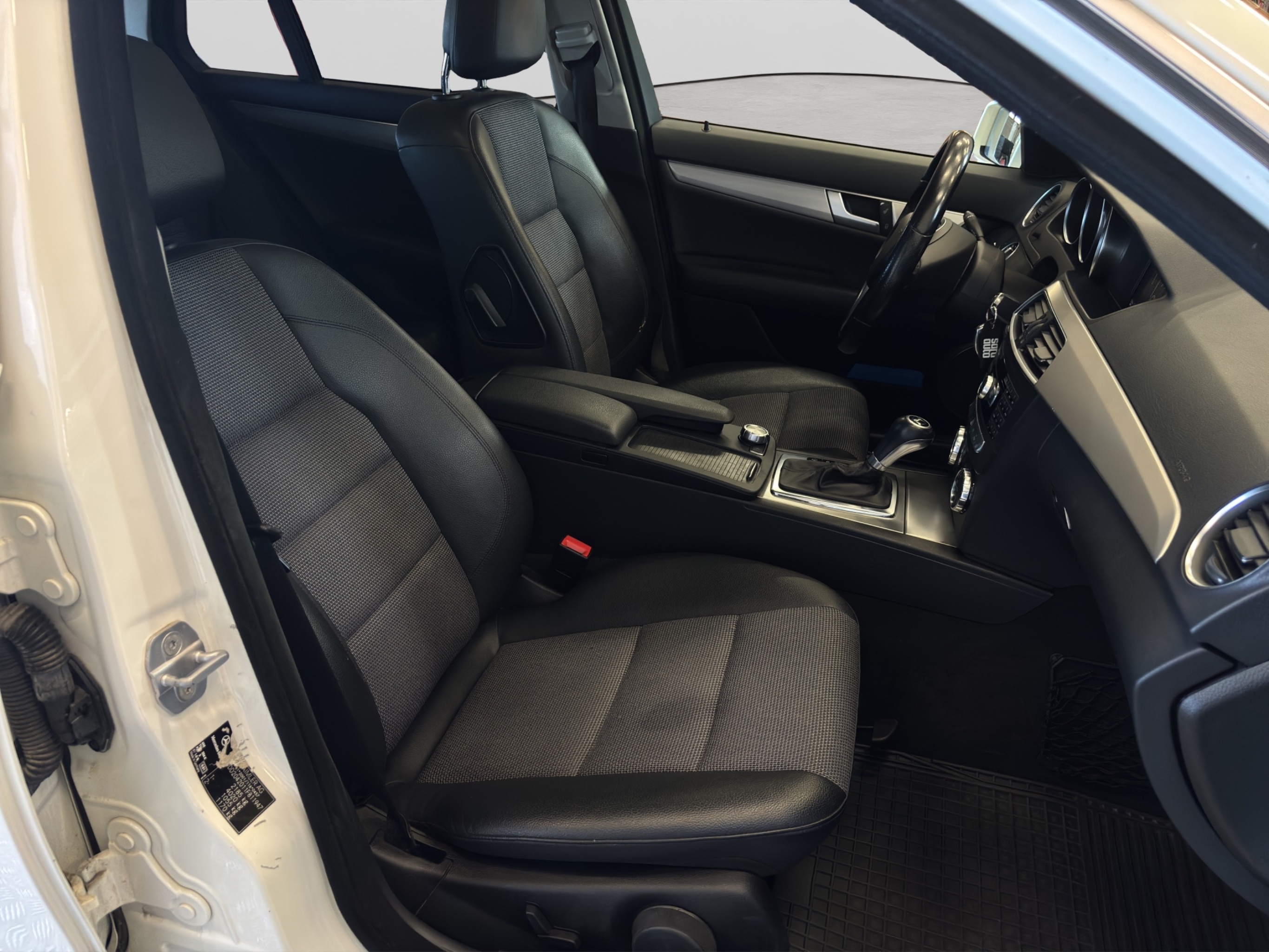Mercedes-Benz C 2011 – kuva 14