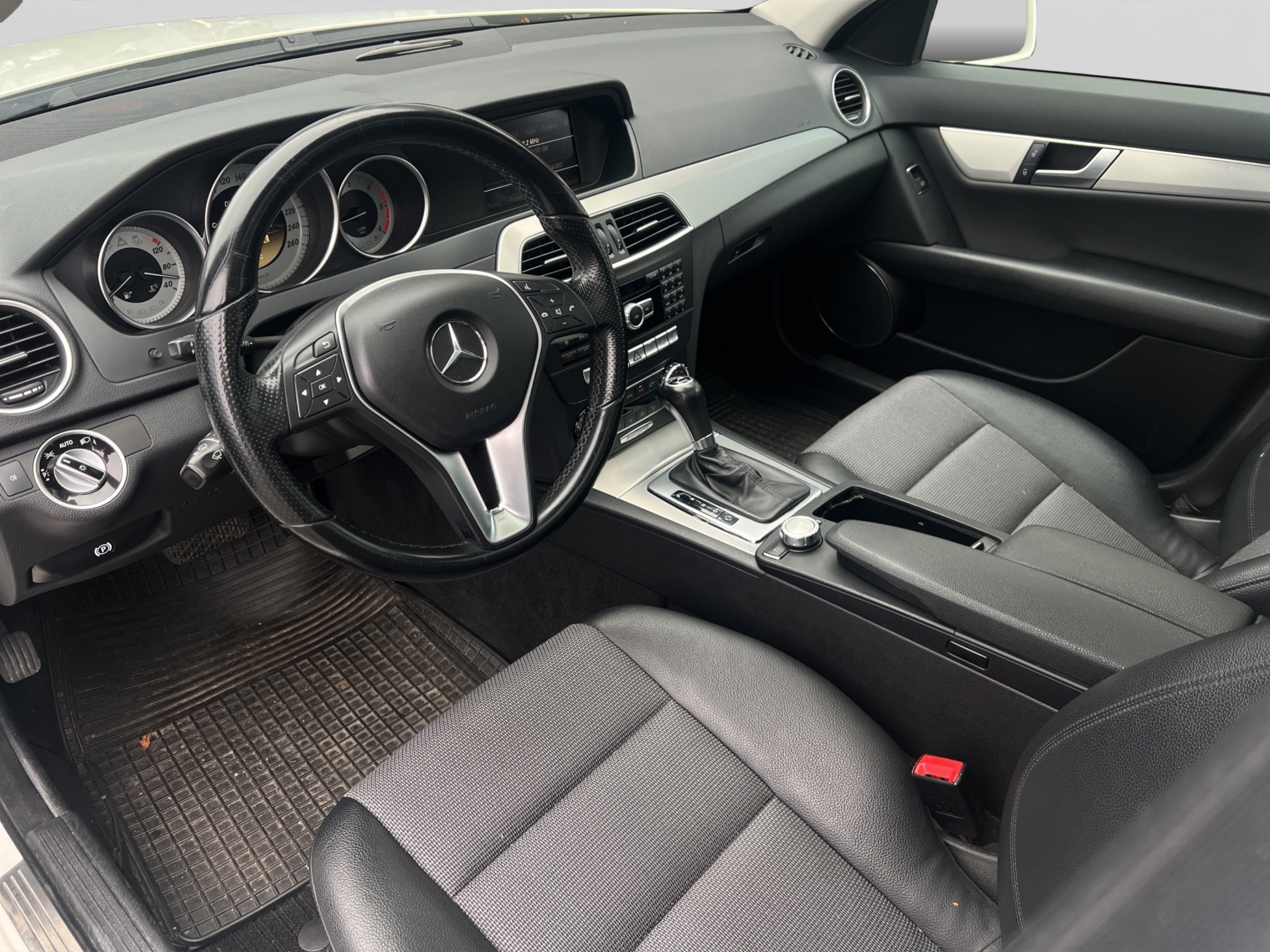 Mercedes-Benz C 2011 – kuva 12