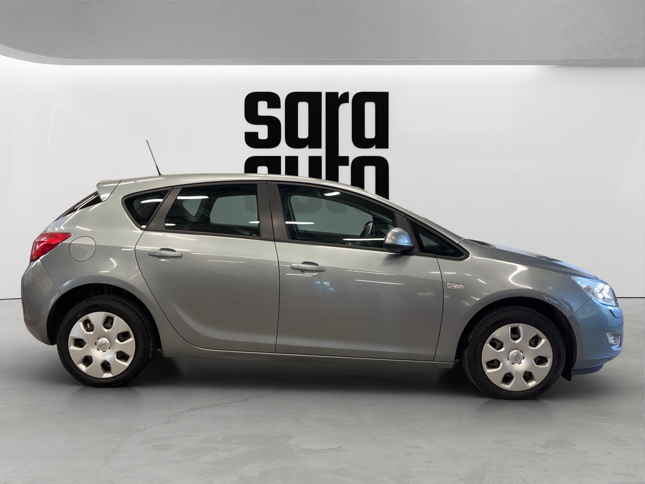 Opel Astra 2011 – kuva 2