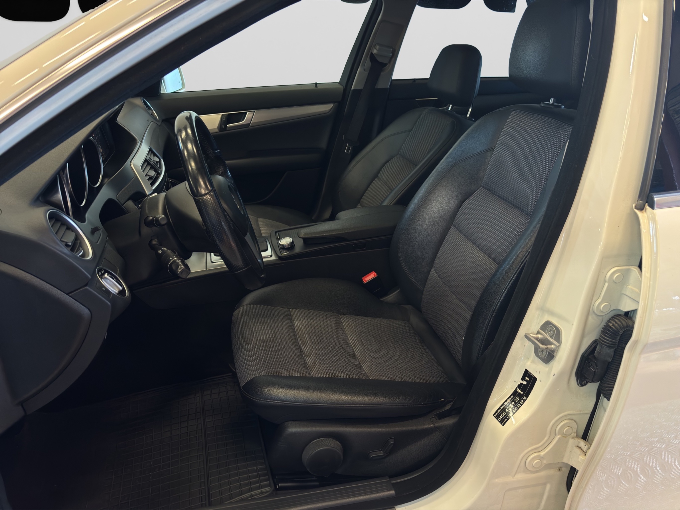 Mercedes-Benz C 2011 – kuva 12