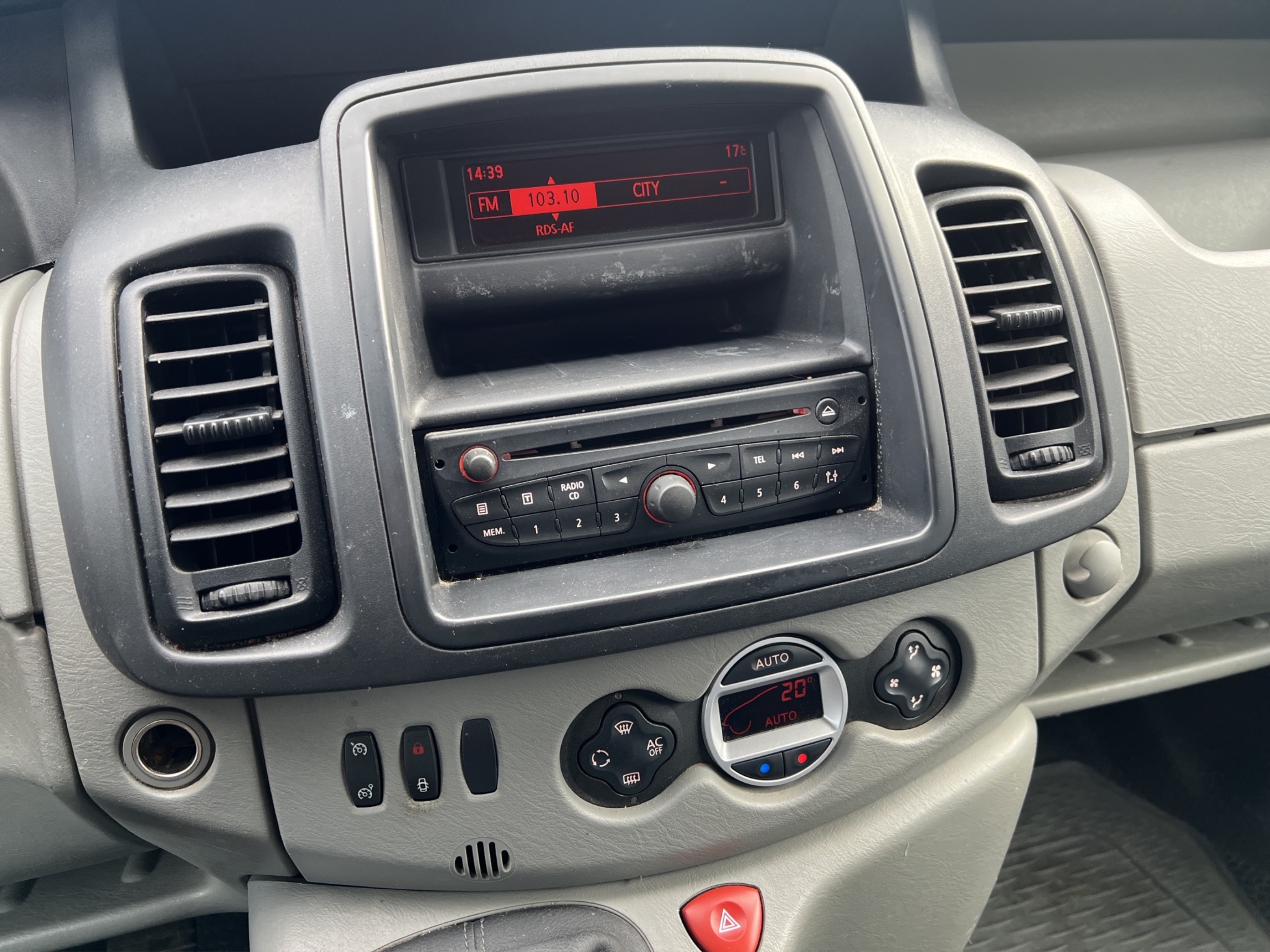 Renault Trafic 2011 – kuva 8
